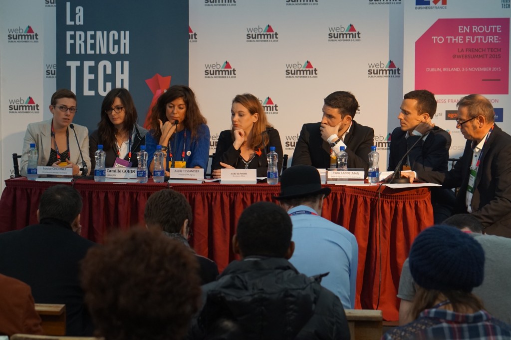 Le gouvernement accompagné par la French, Business France et quelques partenaires, au milieu de la salle de presse pour parler du financement participatif