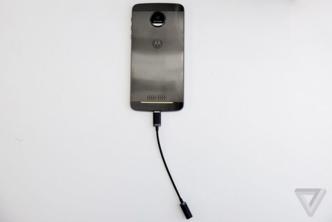 Le Moto Z et son adaptateur, The Verge