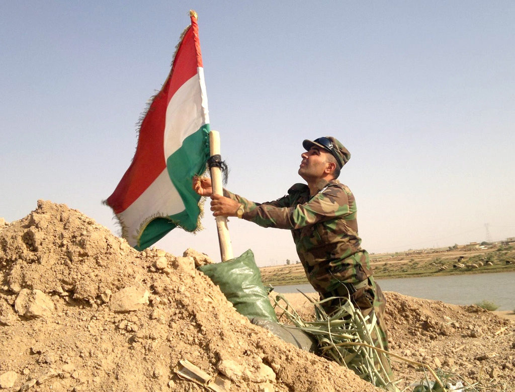 Soldat peshmerga, CC https://www.flickr.com/photos/kurdishstruggle/15651064375/in/photolist-pR2Nav-CCHu4-p914LV-rvdDuC-rfVUPf-9ug7ug-oMP4sy-FXvA-9vdZCp-p4uW2g-oLMsrb-8PNLzB-pFpPAn-5BiGJb-qWnyWZ-Dz9B6-2pyAX-puEAGg-5uYPtg-pQAjXK-p3eD7R-pjEd8k-Dz9Bd-6CKV1n-aVWQvv-bdpwAx-5pSBGD-5cZv3S-CCHu3-bdpwAR-xkvT-pRBFBi-552k6-5ubBW2-aqmxVQ-2hPG63-p99z1r-p4NjeF-7dT6Rf-p63yQk-poZJFT-2zaL8f-5BtDG-5ufW5f-5ufN5N-DGJG5-DGK52-4BFbeB-2pyAY-6gLA26