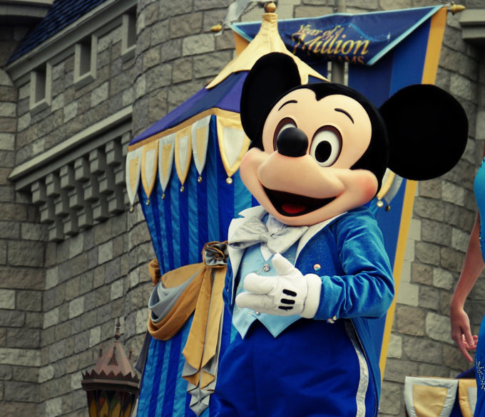 mickey disney attraction mascotte