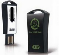 Zana et EarthDrive : une clé USB en bois et l&rsquo;autre en papier