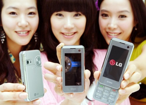 LG-KF700, un mobile contrôlable de trois manières différentes