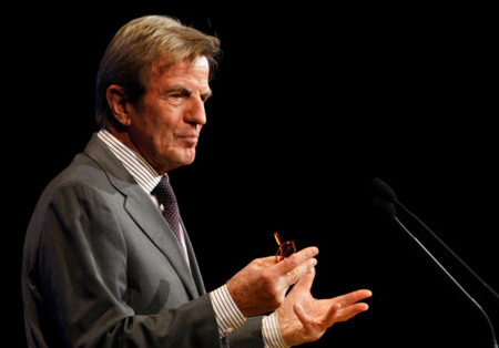 Kouchner « regrette » mais ne condamne pas la censure du net en Chine