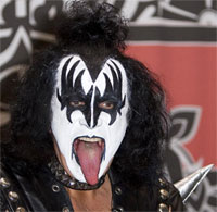 Le bassiste de Kiss promet une lutte sans merci contre les Anonymous