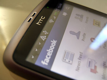Facebook lancerait un smartphone avec HTC en 2012