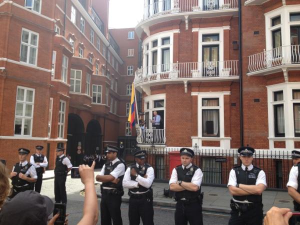 Depuis son balcon, Assange met en demeure les Etats-Unis