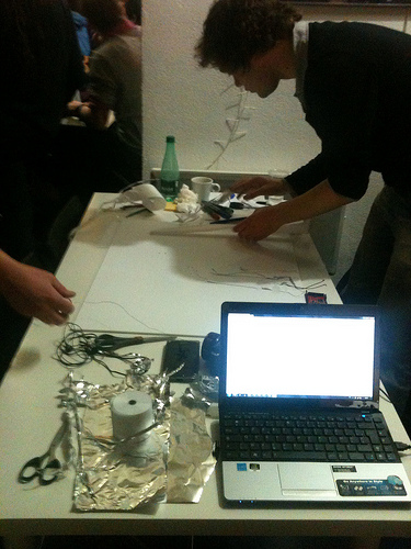 Séance bricolage au Hackathon Print is not dead