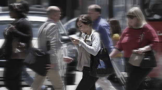 Ecrire un SMS en marchant devient une infraction aux Etats-Unis
