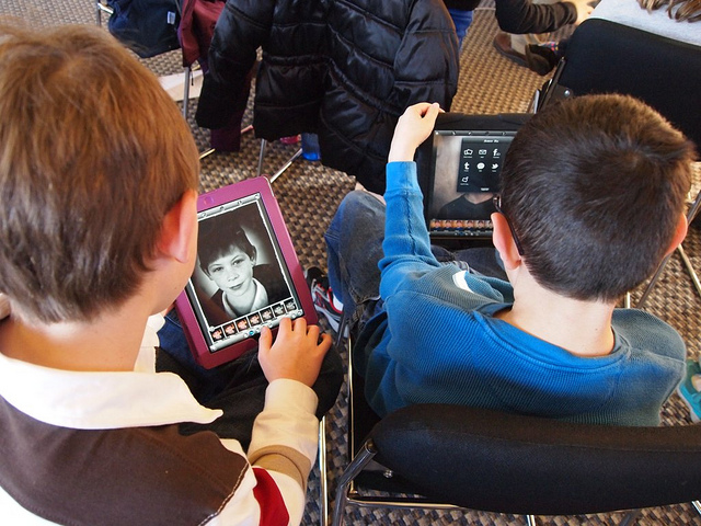 Les enfants se convertissent à la lecture numérique