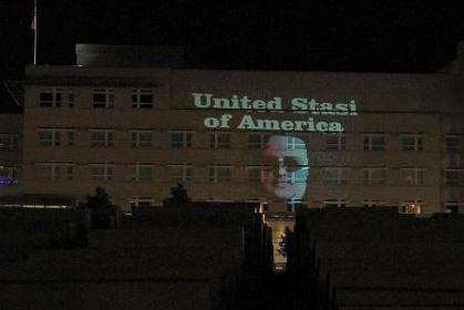Il dénonce la NSA par un « graffiti lumineux » sur l&rsquo;ambassade US