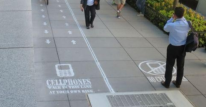 Un trottoir dédié aux utilisateurs de smartphones ?