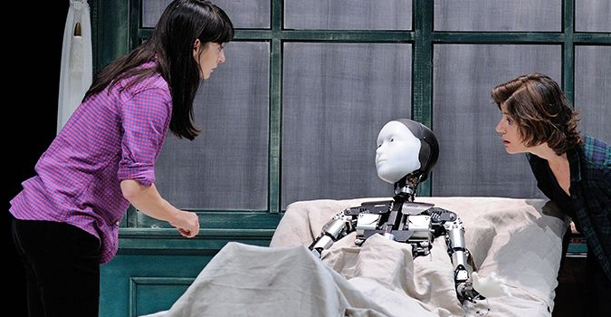 Un robot dans le rôle principal de La Métamorphose au théâtre