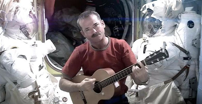 Space Oddity : la chanson de l&rsquo;astronaute Chris Hadfield revient sur YouTube