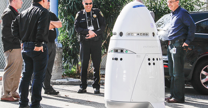 Les robots policiers Knightscope patrouillent la Silicon Valley