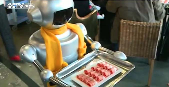 Un robot serveur qui apporte des plats aux clients d&rsquo;un restaurant