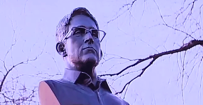 Edward Snowden sur un cimetière militaire : une oeuvre de génie ?