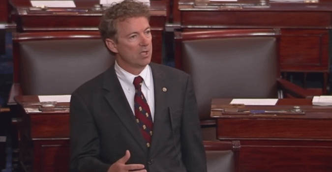 Le sénateur Rand Paul parle debout pendant 10h contre le Patriot Act