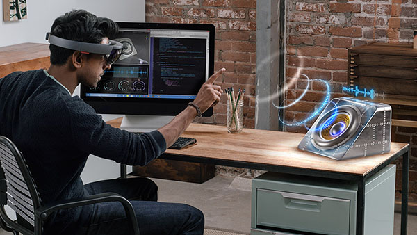 Avec HoloLens, Microsoft transforme le salon en terrain de jeu