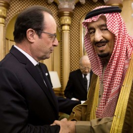 François Hollande serrant la main du nouveau roi d'Arabie Saoudite, almane ben Abdelaziz Al Saoud (AFP)