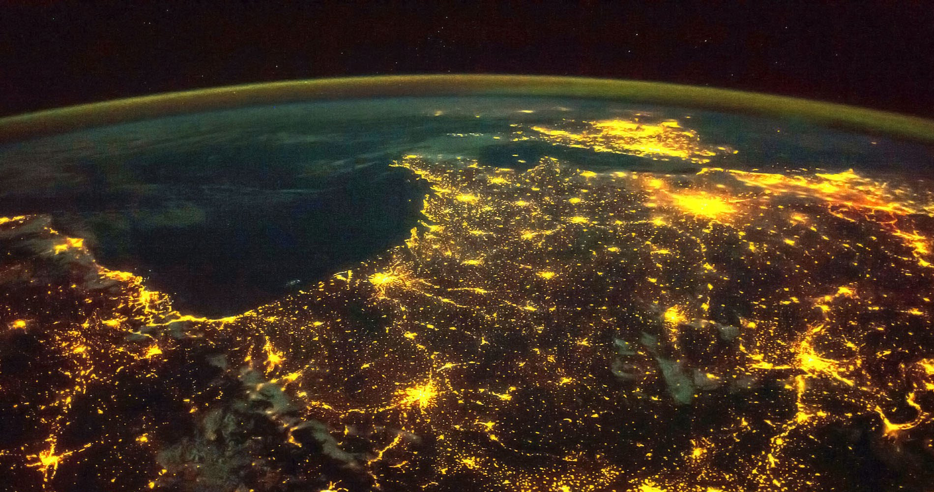 Contemplez la Terre et les aurores boréales en ultra haute définition