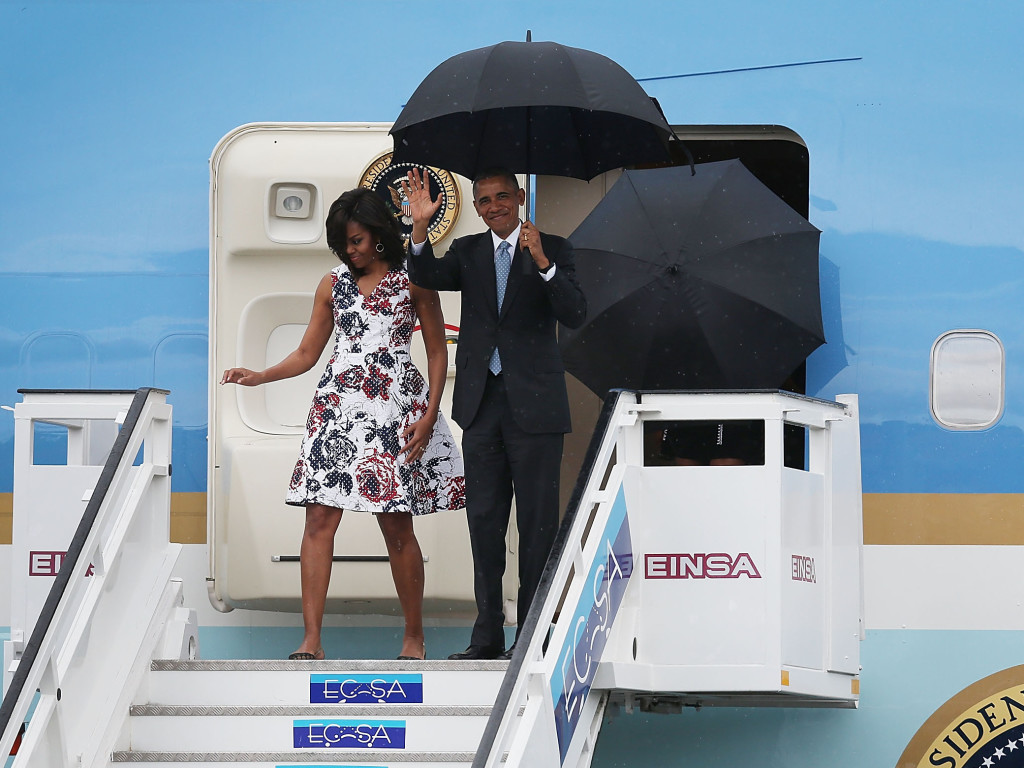 Obama sort d'Air Force One sur le sol cubain. Joe Raedle/Getty Images