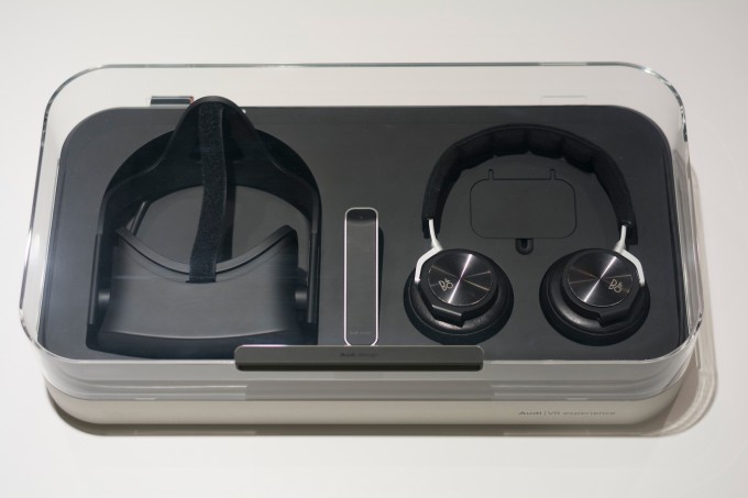Le kit standard qui sera distribué aux détaillants d'Audi. Il comprend un casque Oculus Rift CV1 et un casque Band & Ofulsen. 