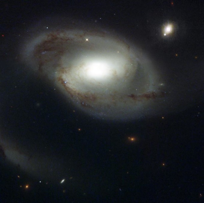 galaxie NGC 4319 quasar Markarian 205