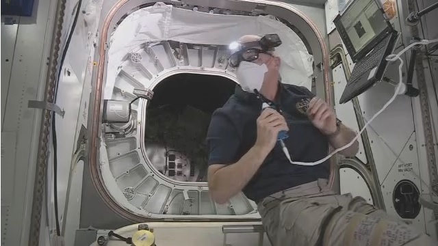 L'astronaute Jeff Williams devant l'entrée du module gonflable BEAM.