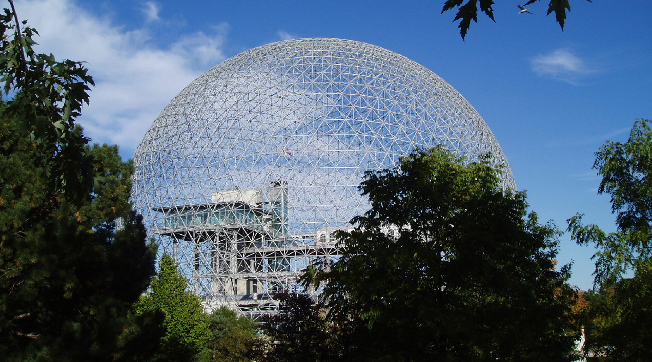 La Biosphère créé par Richard Buckminster Fuller sur l'île Sainte-Hélène de Montréal est un exemple typique de dôme géodésique