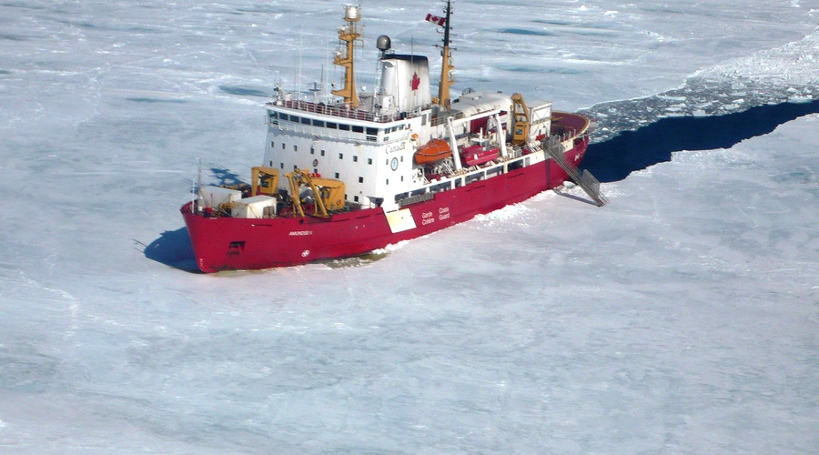 ccgs_amundsen_in_the_arctic