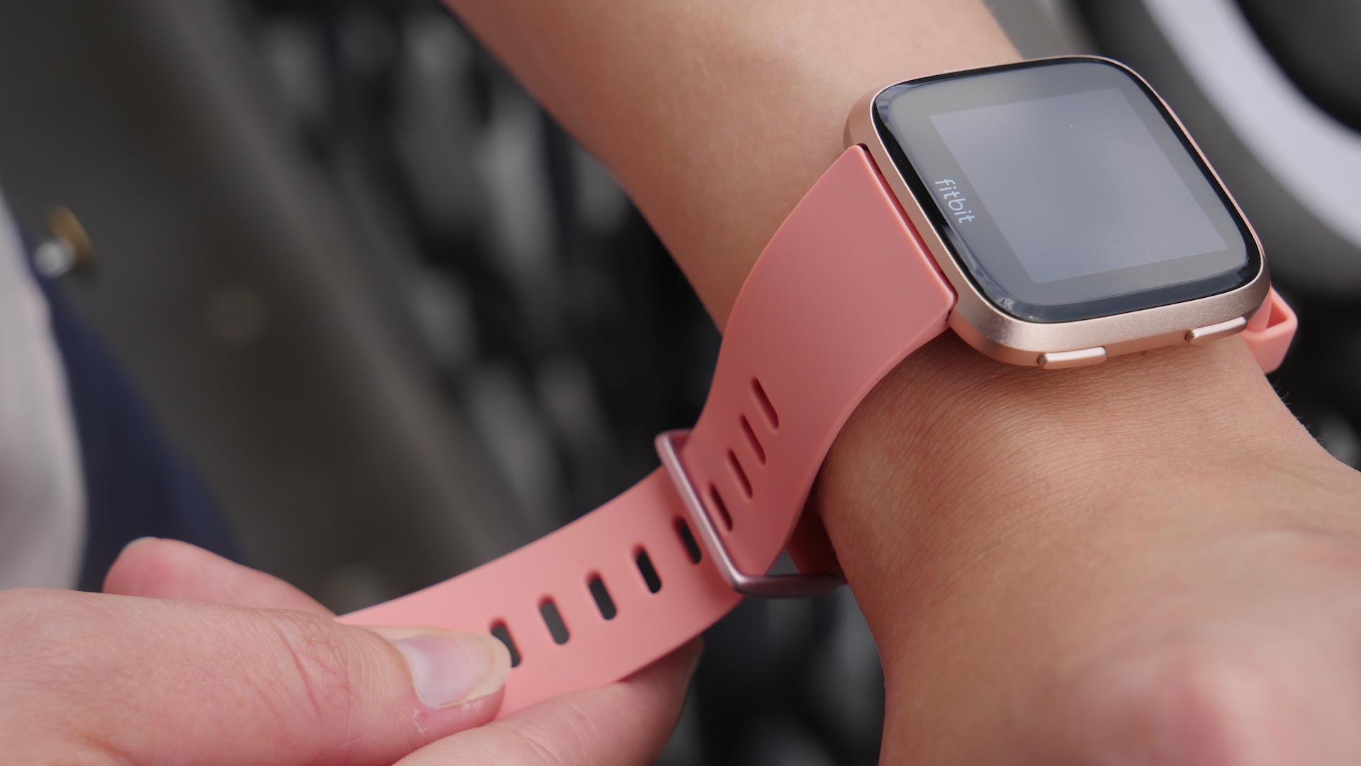 Test Fitbit Versa : une montre connectée pour femme mais pas que !