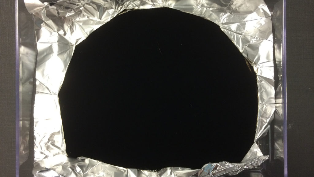 Feuille d'aluminium froissée couverte de Vantablack