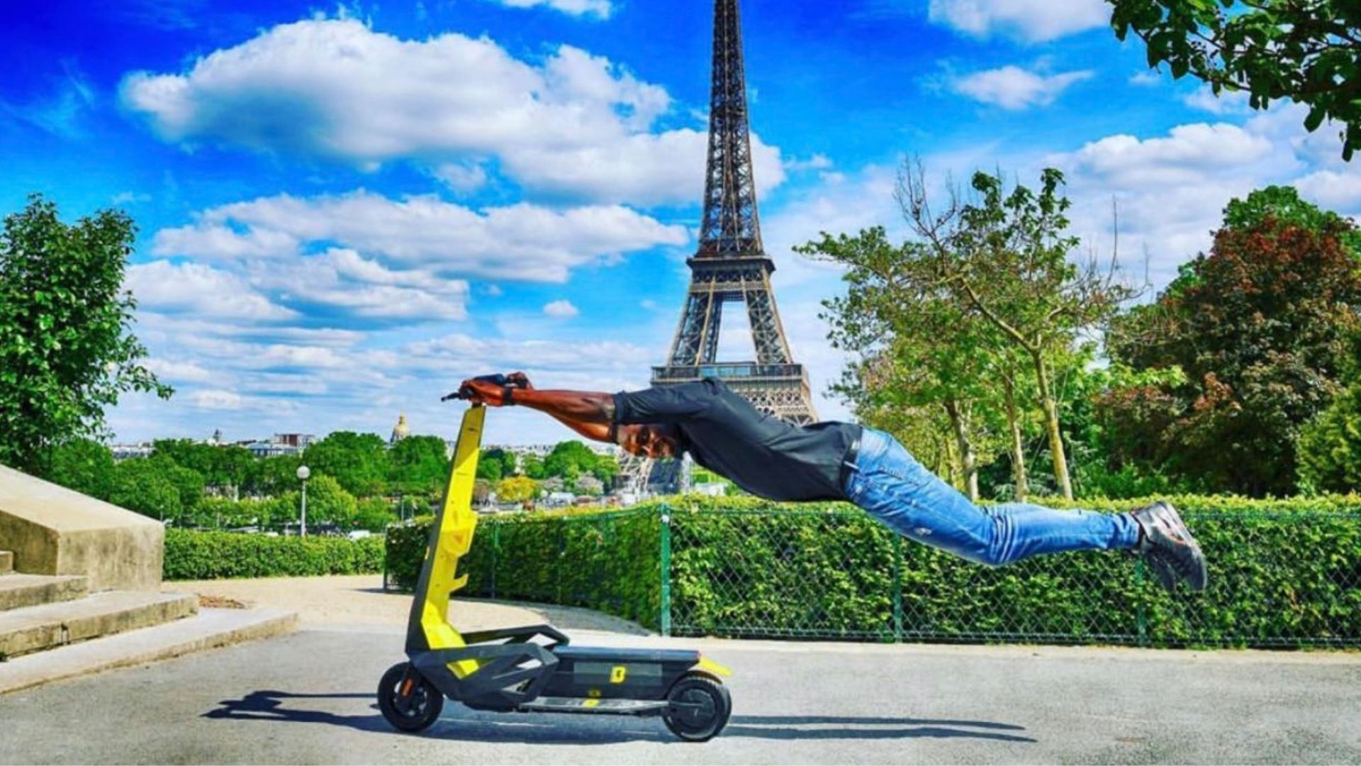 Trottinette électrique. Deuxième passager interdit et gilet rétro