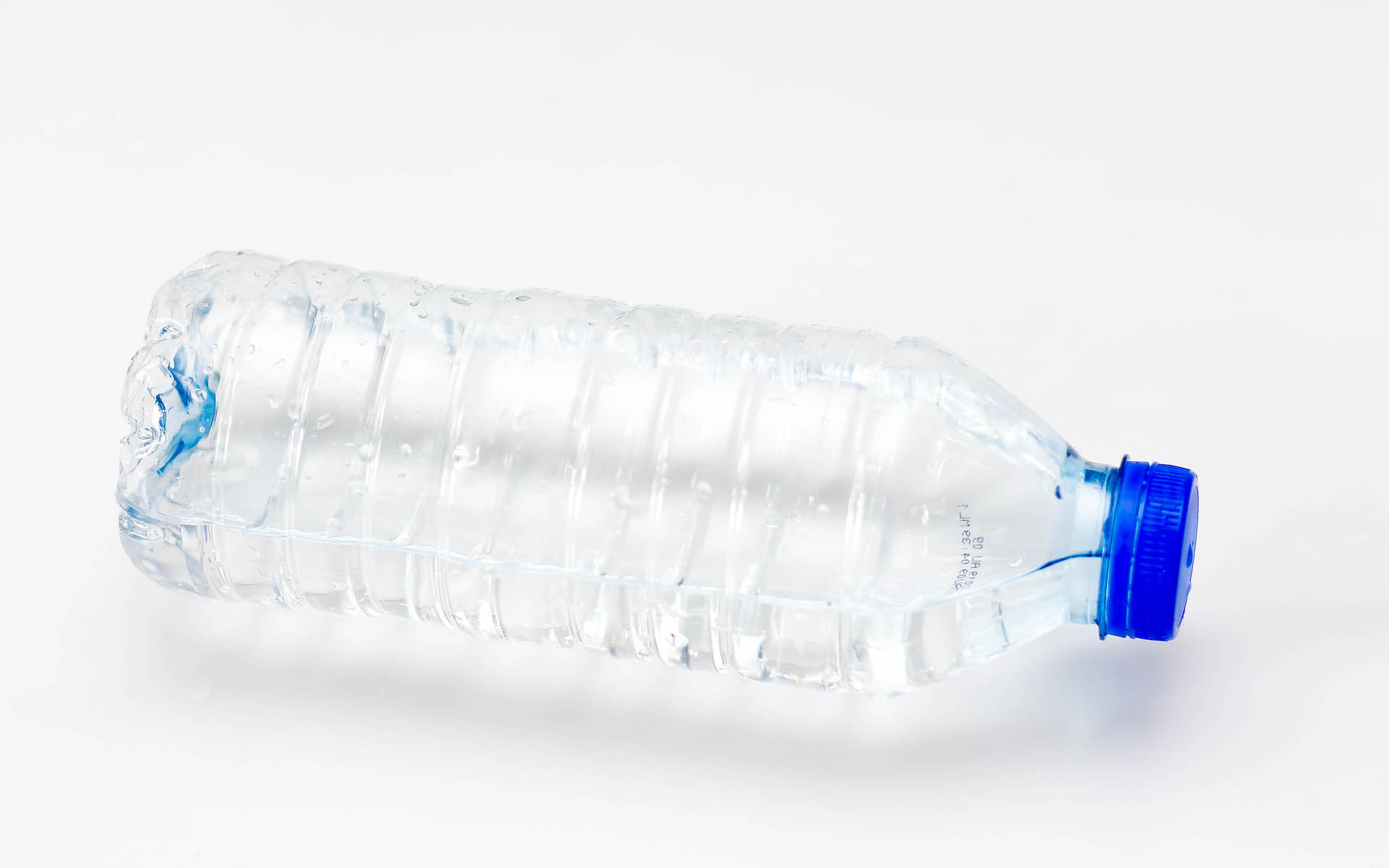 L'eau en bouteille est pire que tout pour la santé : on boit du plastique -  Numerama