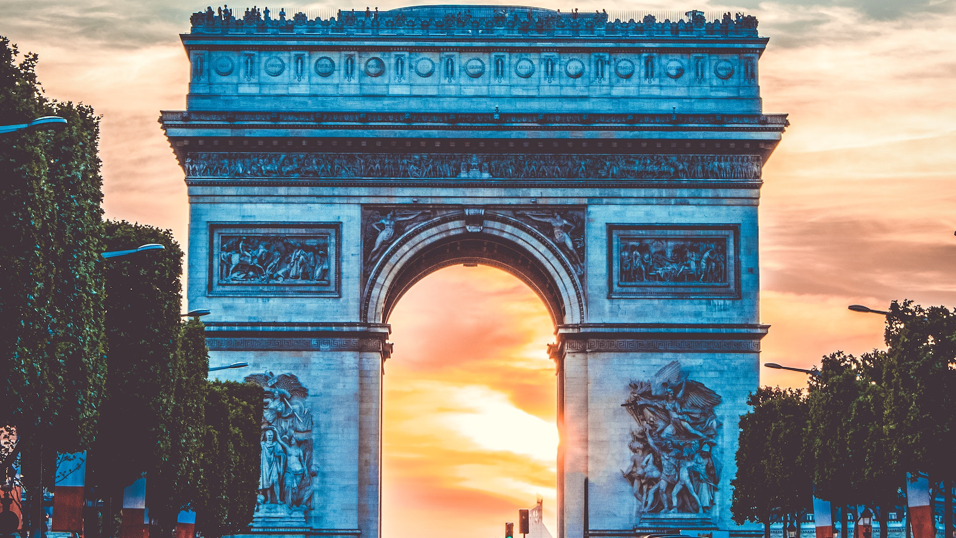 Le Soleil Se Couchera Sous Larc De Triomphe Le 4 Août D