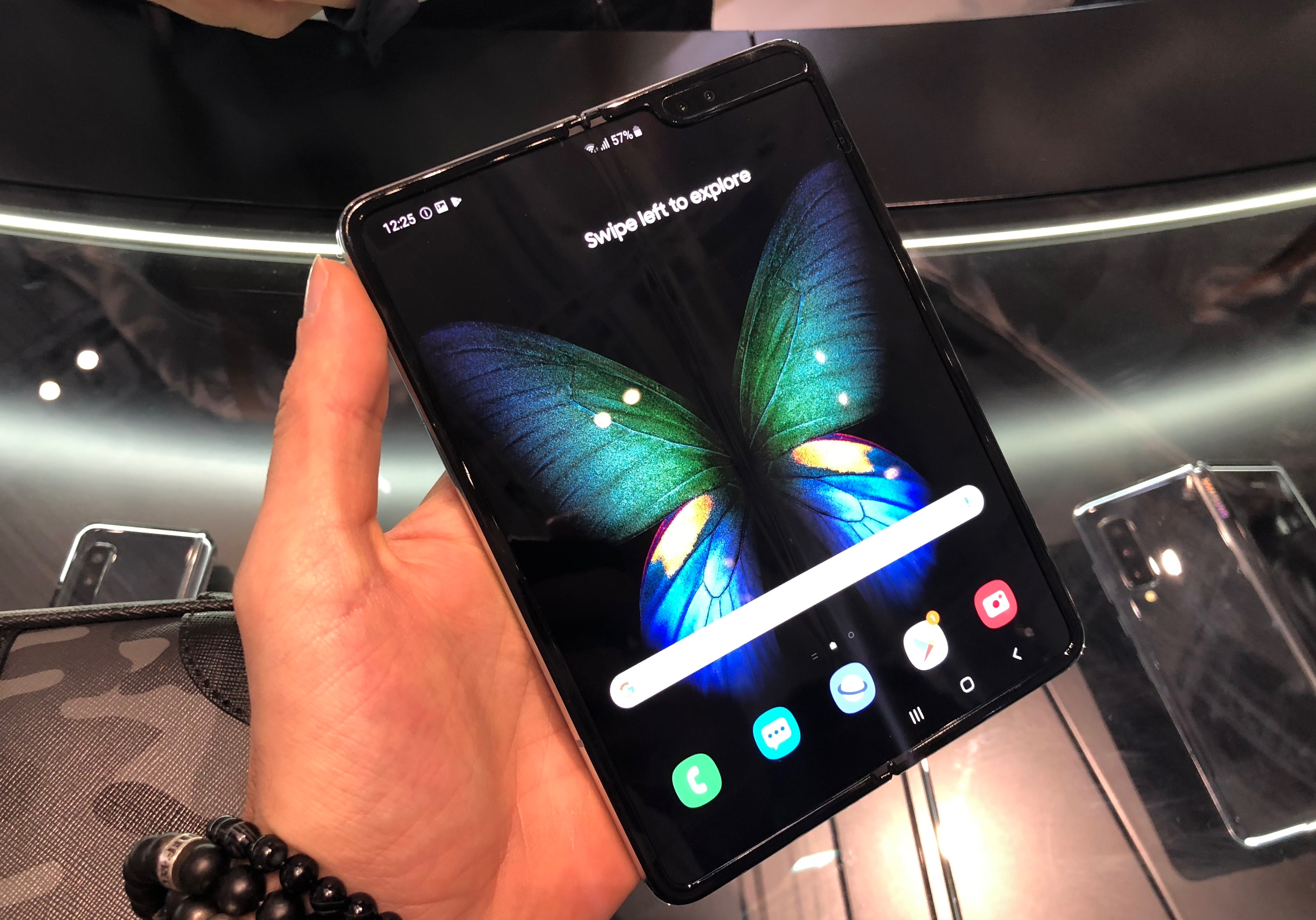 Résultat de recherche d'images pour "samsung galaxy fold"