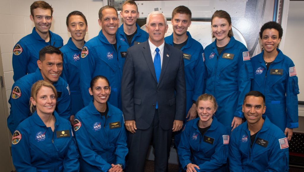 Conditions de recrutement Nasa 2017_class_of_nasa_astronauts_with_vice_president_mike_pence-1024x580