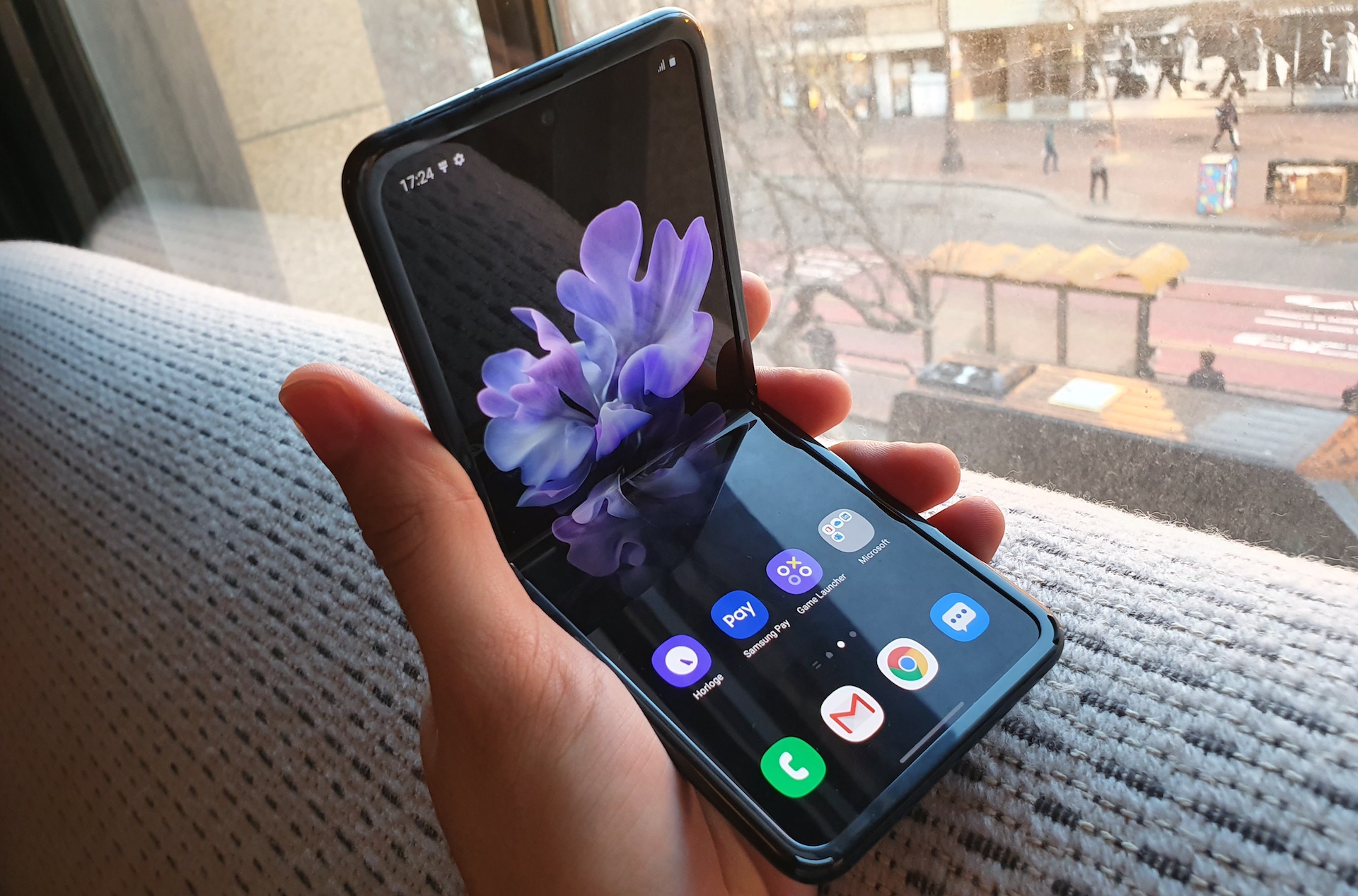 Samsung dévoile son étonnant Galaxy Z Flip pliable : caractéristiques ...