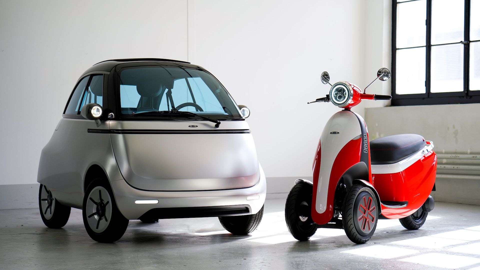 Vous ne verrez rien de plus mignon que cette minivoiture et ce scooter
