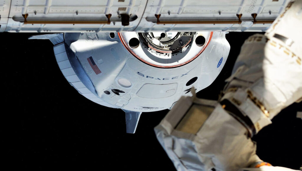 https://www.numerama.com/content/uploads/2020/05/spacex-iss-dock-crew-dragon-1024x579.jpg