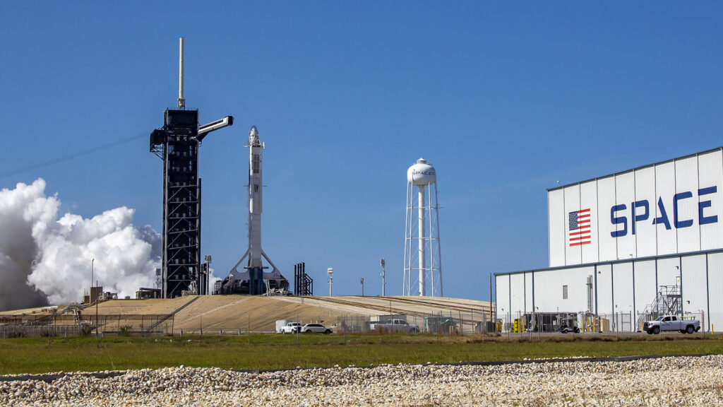 https://www.numerama.com/content/uploads/2020/05/spacex-mise-a-feu-statique-falcon-9-1024x576.jpg