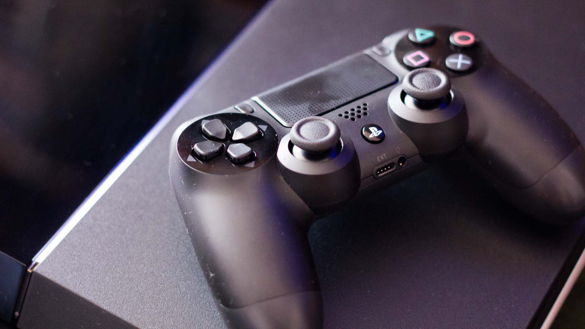 Название playstation. Dualshock 4 к ПК. Sony Dualshock 4 gta5. Dualshock 4 Wireless Adapter. Джойстик на столе.