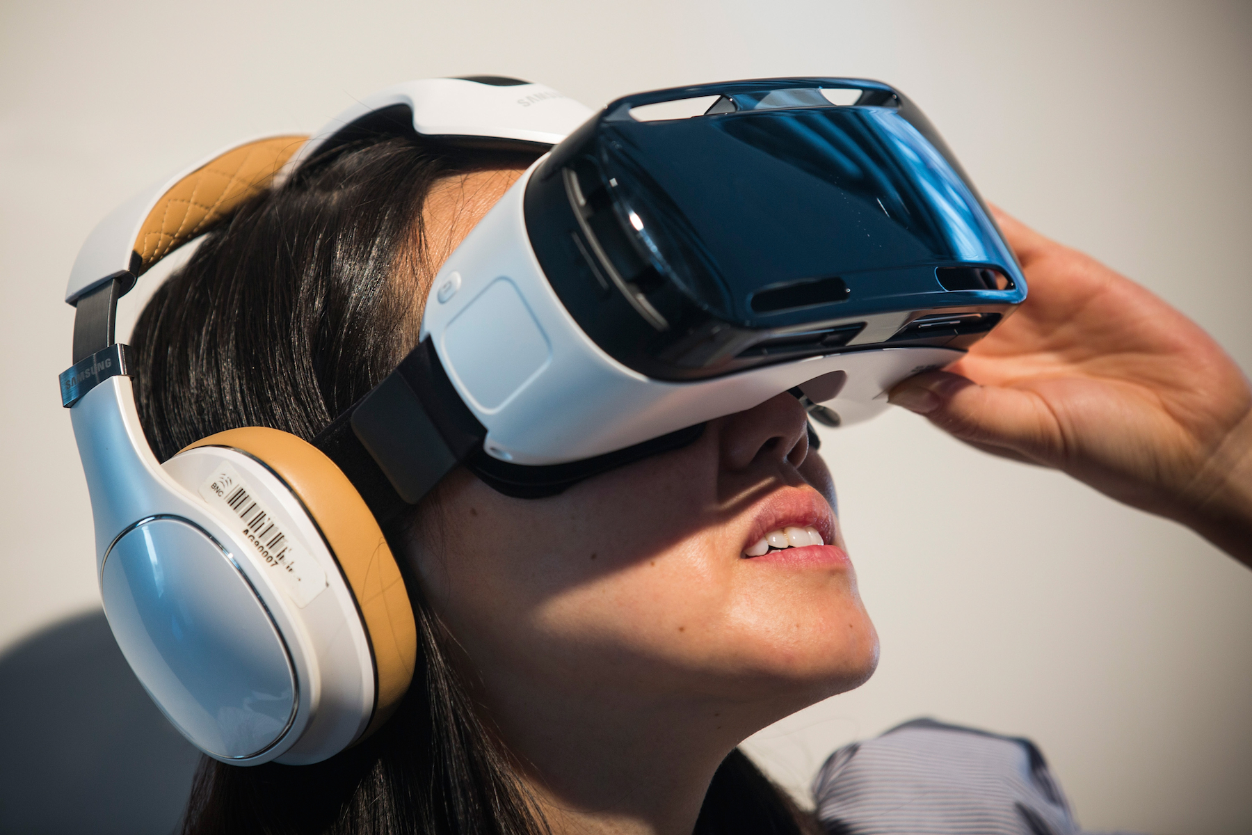 Les casques de réalité virtuelle débarquent chez les opticiens - Numerama