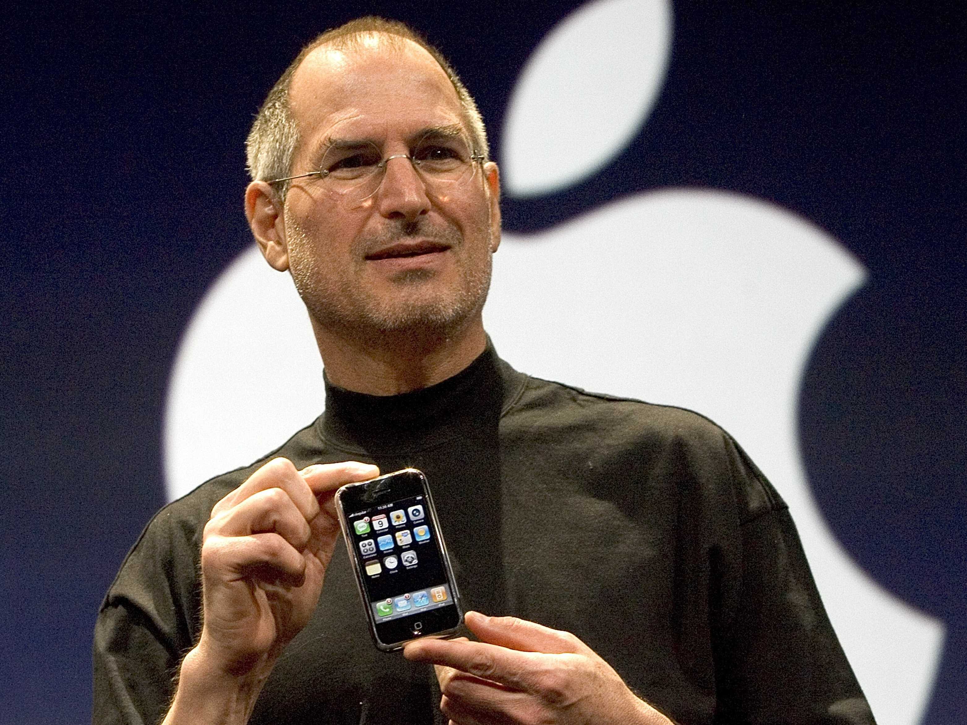 Первый в мире сенсорный. Iphone 2007 Стива Джобса. Стив Джобс с айфоном. Стив Джобс первый айфон. Стив Джобс айфон 4.