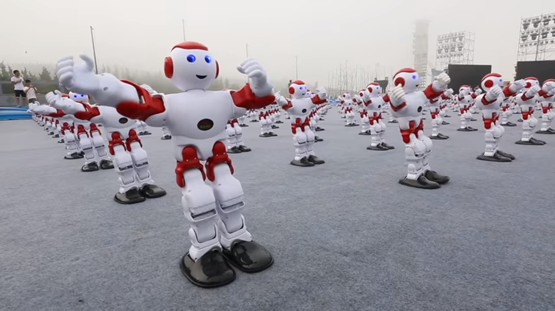 Танец роботов на играх будущего. Танцующие роботы. Танцующие китайские роботы. Робот танцует. Робот Танцующий большой.