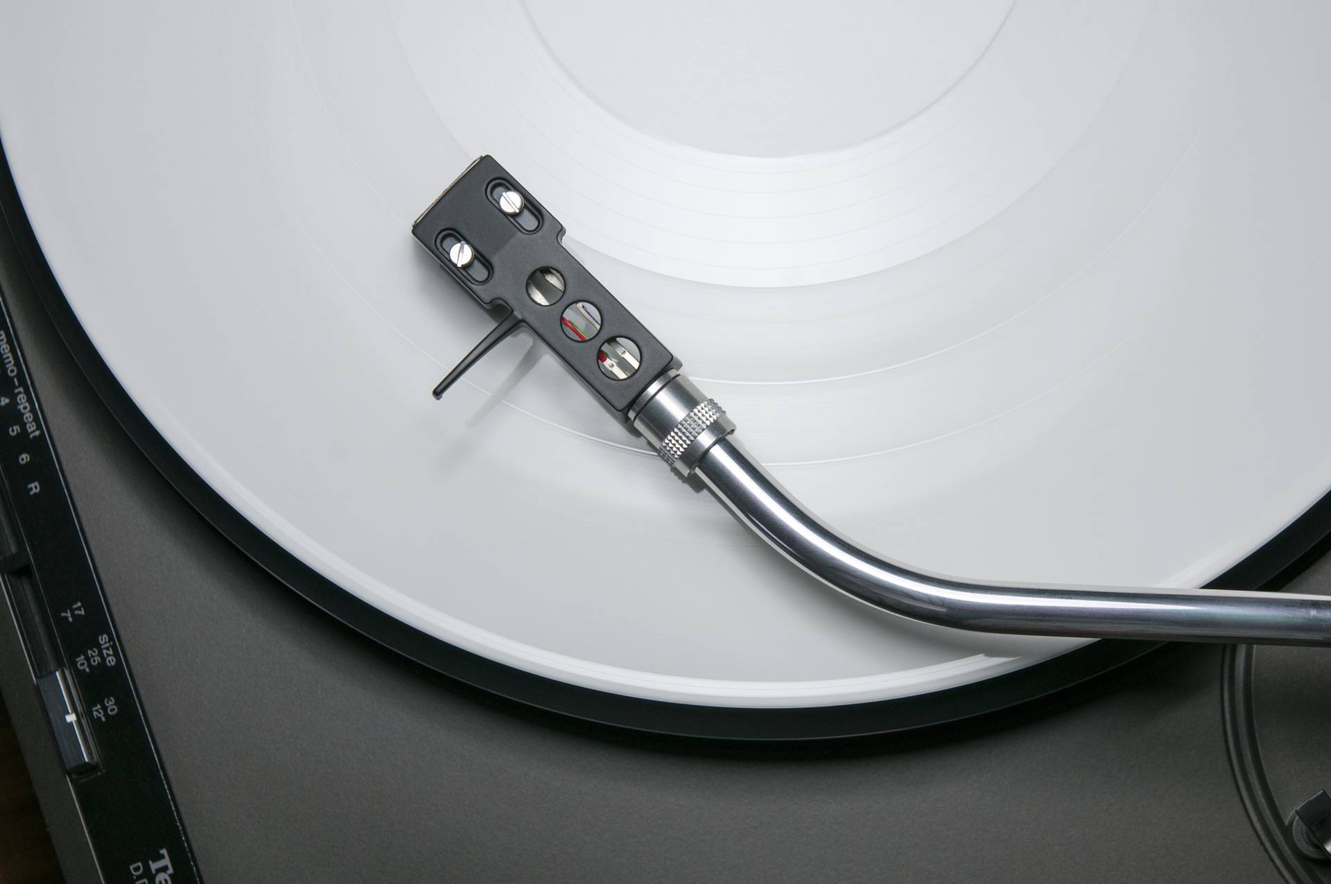 Connecter une platine vinyle à un ampli ou à un set d'enceintes