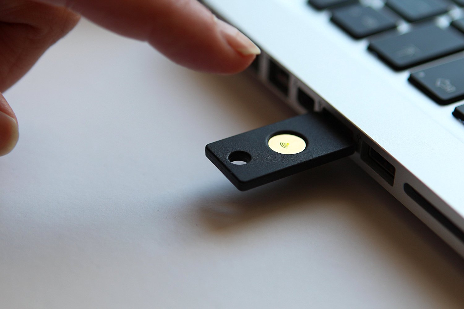 Comment fonctionne la protection d'un compte avec une clé USB de sécurité ( U2F) - Numerama