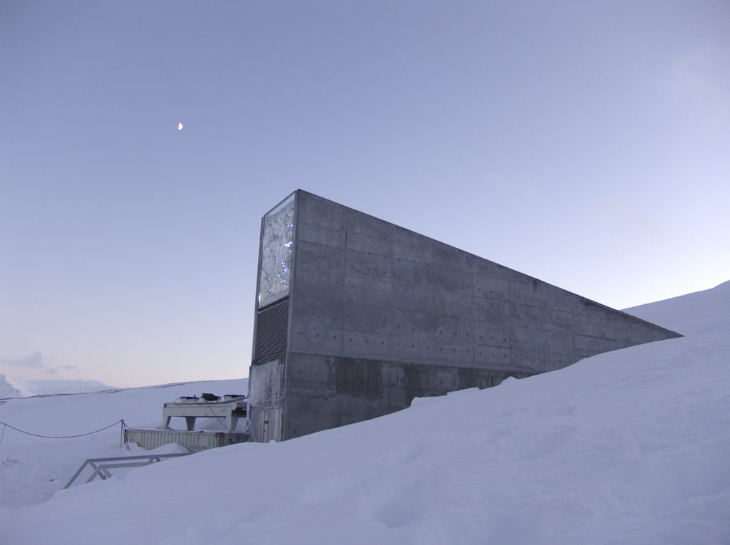 Photo de l'extérieur de la réserve mondiale de semences, une sorte de bunker futuriste entouré par de la neige.