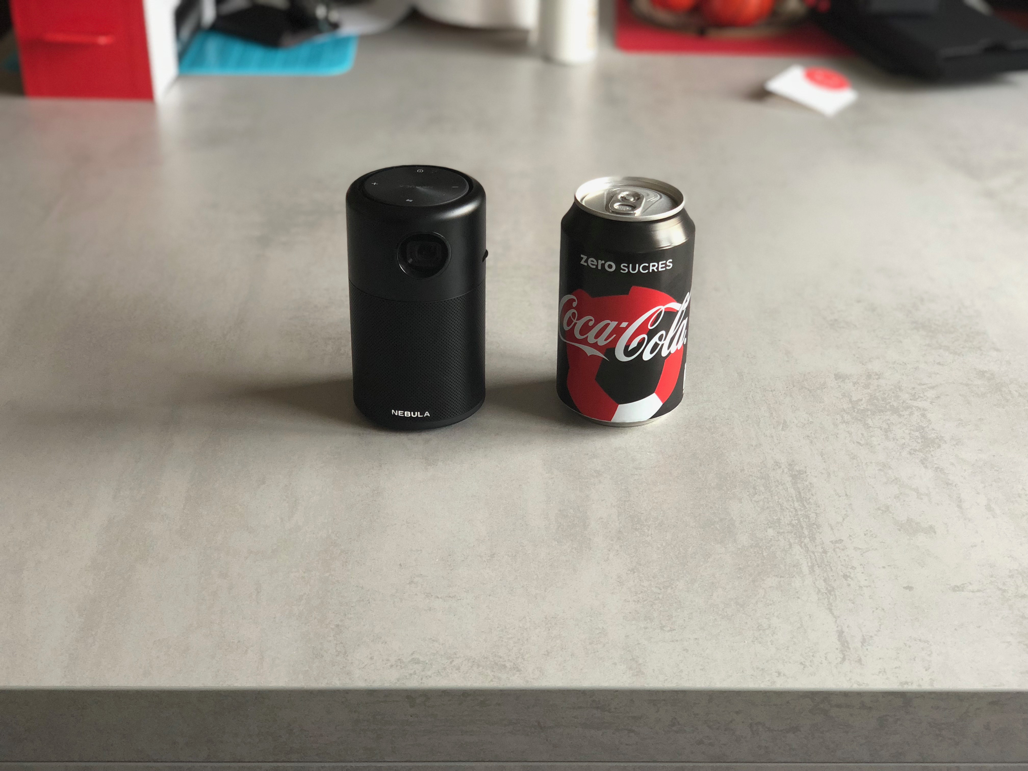 Test Nebula Capsule : un vidéo projecteur qui tient dans une cannette de  soda ! - Maison et Domotique