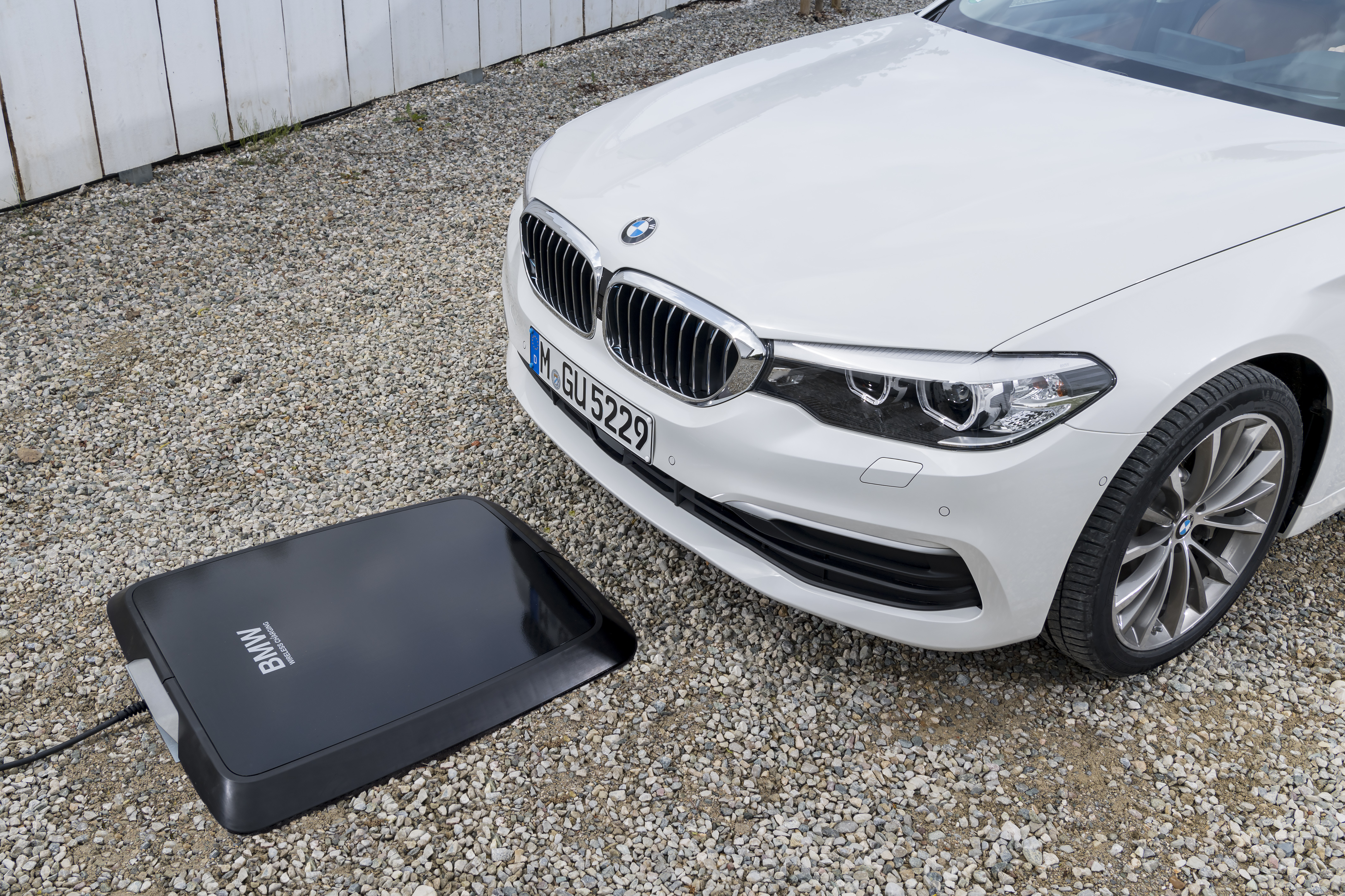 BMW lance son chargeur sans fil pour ses voitures hybrides
